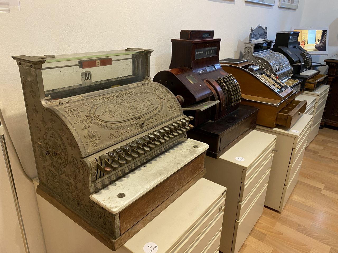 Blick in die Ausstellung "Kassasturz" - alte Registrierkassen (© Museumsmanagement Niederösterreich)